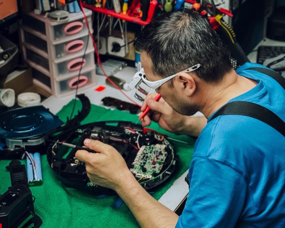 Teknisyen atölyede elektronik kart onarırken